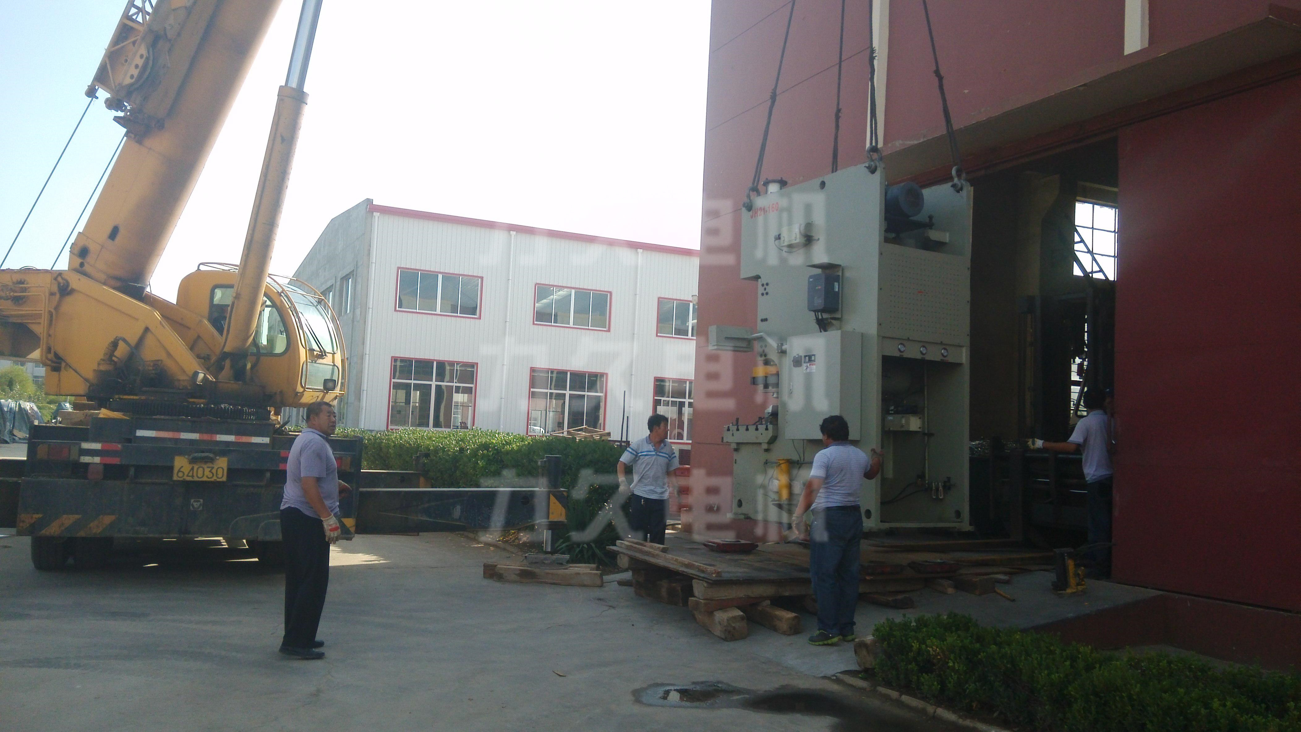 力久電機(jī)車間設(shè)備吊運